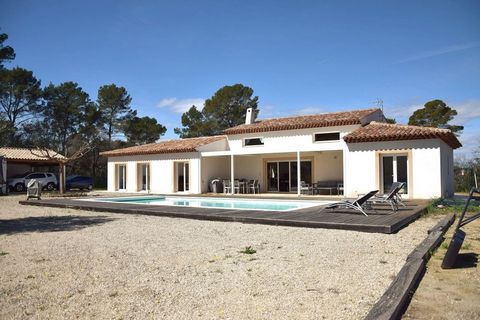 LORGUES - Quiet property enjoying a very rural setting approximately 1.5 km from the village center. Magnificent single-storey villa with heated swimming pool (UV treatment) and garage plus carport. A contemporary house, located on a beautiful flat p...