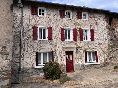 In the old center of a small village, old house (dated 1824) renovated with garage and terrace. Entirely on cellars, the R+2 house offers almost 150 m² of living space (excluding terraces). On either side of the entrance 2 living rooms (one of which ...