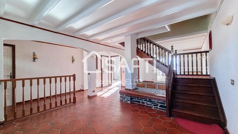 Situated in the commune of Le Boulou at the gateway to Spain, 20 minutes from Perpignan and the sea, and just 1.5 hours from the Catalan ski slopes, this large family home is ideal for a large family or a blended family. With its 4 upstairs bedrooms ...