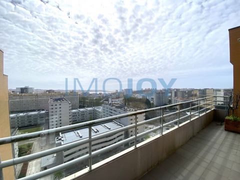 Excellent 4+1 bedroom flat transformed into 4 bedrooms, with balcony and 2 parking spaces. The flat is on the rooftop, benefiting from plenty of light, and a balcony overlooking Foz. It is distributed as follows: - Entrance hall - Large living and di...