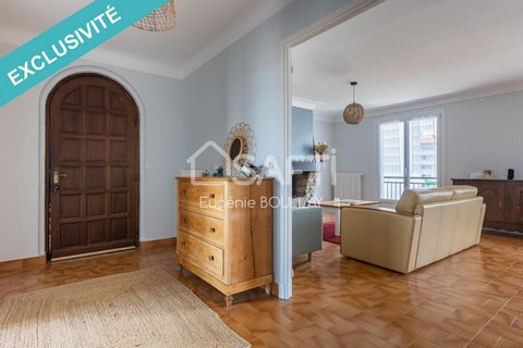 Located in Ciboure, a charming seaside town, this flat enjoys a privileged location close to essential amenities, transport links and points of interest such as the beach, golf course and the bay of Saint-Jean-de-Luz. It offers an attractive living e...