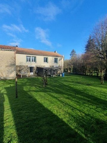 Summary CABINET CHEVALIER offers you, in the residential area of the village, a pleasant house built in stone and presenting on the garden level, recently renovated adapted accommodation for disabled people of 61 square meters, in perfect condition a...