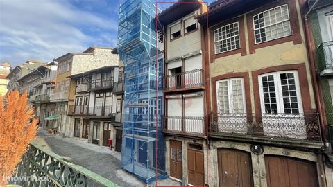 Prédio no centro histórico de Guimarães Prédio para remodelar , conseguindo obter uma alta taxa de rentabilidade . Possibilidade de construção de 6 estúdios (1 já existente no R/C).   Acesso a jardim na parte traseira do edifício.   Situa-se:  - A 5 ...