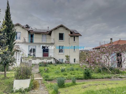 Located in the quiet of a cul-de-sac, this large house of 220 m2 offers peace and quiet close to the city center and amenities. Its garden of 840 m2 is fenced and south-facing with views of the Pyrenees, a garage, sheds and an outbuilding with water ...