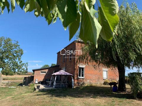 Discover this charming, completely renovated house, 6 minutes from Rozoy-sur-Serre, with 175 m2 of living space, on a plot of 3216m2, including a building plot of 798m2. On the ground floor, a renovated and bright kitchen, a spacious living room, fol...