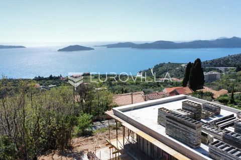 A villa with a 322 m² swimming pool is currently being built in the suburbs of Dubrovnik. The villa is situated on a raised platform and offers a stunning view of the sea and Elaphite Islands. It is located in a quiet and sunny area which gives you p...
