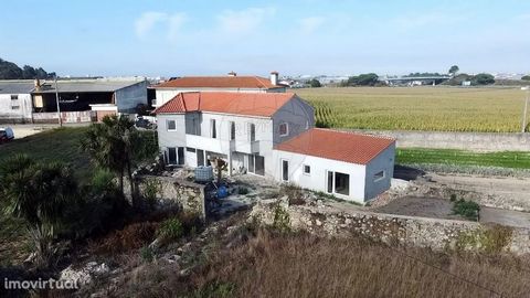 House for sale in the parish of Amorim, municipality of Póvoa de Varzim.   3 bedroom villa with a gross construction area of 267 m2, on a plot of 817 m2. On the ground floor we have a large entrance hall, which gives access to a magnificent living/di...