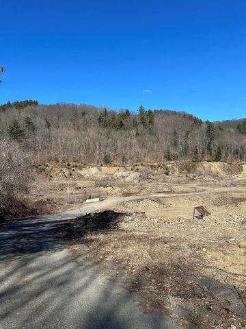 Land of more than 8 acres with several possibilities. Currently used as a sand pit. Possibility of subdividing into 8 lots of 1 acre, residential and commercial zoning. The buyer must inquire with the municipality regarding the desired use. Possibili...
