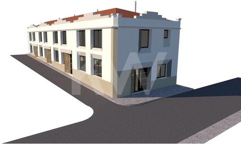Warehouse located in the historic center of Montijo, with an approved project for the construction of 4 villas. It is an urban building intended for an industrial warehouse (registered in the matrix prior to 1951) with a covered area of 223.30 m2, lo...
