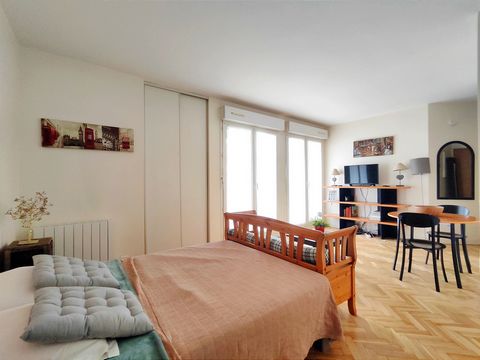 Studio average 30 sq. m, placing on the 3rd floor of a buildng with an elevator, located in the 7th Arrondissement. The studio is fully furnished : including high speed wireless internet, heating, TV, refrigerator, microwave, oven, freezer, washing m...
