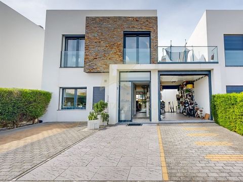 We present this spectacular duplex villa with 144m² of living space, just 750m from Praia da Amoreira, in one of the best located condominiums in the West Zone. With a more than privileged location in relation to Ericeira, we have the International S...
