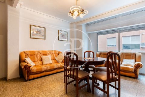 Appartement meublée de 81 m2 avec terrasse de 6m2 dans la région de Benetúser.La propriété dispose de 3 chambres, 1 salle de bains, armoires intégrées, buanderie, balcon et salle de stockage. Ref. VV2403009 Features: - Terrace - Lift - Furnished - Ba...