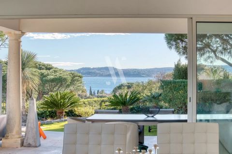 Discover this elegant villa located at the gates of Saint-Tropez, just steps away from the beaches of Sainte-Maxime in the sought-after Sémaphore neighborhood. Close to the city center and built in 2011, this home offers a magnificent view of the sea...