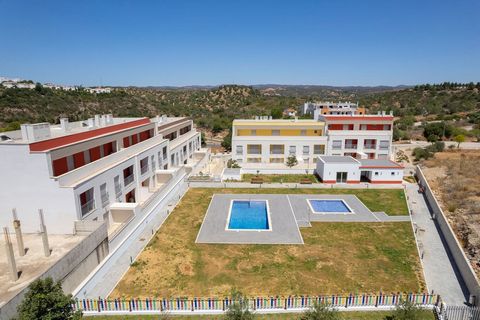 We present you an unique opportunity to acquire the stunning 3 bedroom Penthouse in the Colina da Boavista condominium, in Tavira. With large terraces, this apartment offers spectacular views of the countryside, sea and city. In addition, enjoy the c...