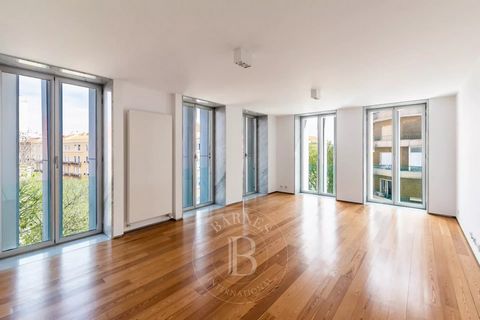 One-bedroom flat in the Lisbon Stone Block building in Avenidas Novas. Located in a flat area of Lisbon, with shops, restaurants, supermarkets and an excellent transport network, close to the Calouste Gulbenkian Foundation, Culturgest and Campo Peque...