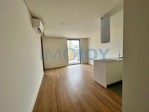Bright 1 bedroom flat facing east, in front of Jardim do Covelo, very close to the Hospitals and University Center and 6 minutes walk from the Marquês Metro. Comprising entrance hall, living room with excellent open space kitchen equipped with fridge...