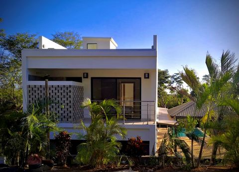 Ubicado en una comunidad cerrada, a solo 500 metros de la playa y del centro de Tamarindo.  ¡Esta hermosa villa te dejará sin aliento! ¡Esta villa de diseño de barco muy moderna te hará viajar al océano de tus sueños! 4 dormitorios en suite y 4,5 bañ...