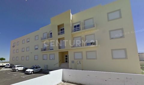 2 bedroom apartment in Elvas, built in 2007, this apartment offers an excellent quality of life, in a quiet, totally residential urbanization, with parking, countryside views and green areas. With a gross private area of 85.25 m2 and 9.5 m2 of depend...