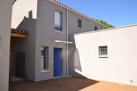 Do not miss the opportunity to acquire this charming house, let's present this villa ideally located in Peyrolles-en-Provence. Built in 2013, this terraced house on one side offers a tasteful layout on two levels. This house has a living area of 69 m...