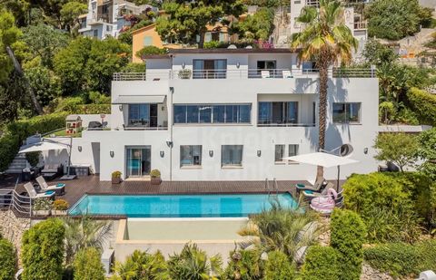 Located in the immediate vicinity of the beach on foot and 10 minutes from Monaco, contemporary family villa offering a magnificent breathtaking panoramic sea view. The property on 3 levels with consists on the main level of a large entrance hall lea...