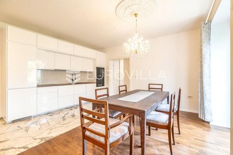 Šalata, a residential area in Zagreb, a quiet and tidy neighborhood full of family houses, in the immediate vicinity of an elementary school, a kindergarten, and the Faculty of Medicine. A beautiful, newly renovated three-room apartment in an old bui...