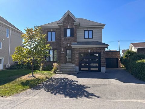 Magnificent two-story property located on 9,190 sq. ft. of land in a popular area of Sainte-Rose in Laval. Composed of 5 bedrooms including 2 in the basement, 2 bathrooms including one in the basement and a powder room. The property is located on a l...
