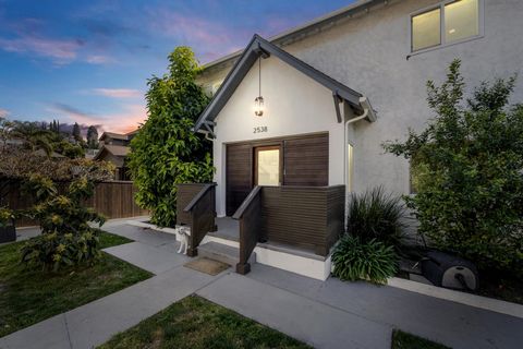 Discover this captivating 4-bedroom, 3-bathroom residence in the heart of Silverlake, where classic elegance meets modern luxury. Bathed in natural light, its open, flowing layout offers a seamless blend of comfort and style, creating a welcoming atm...