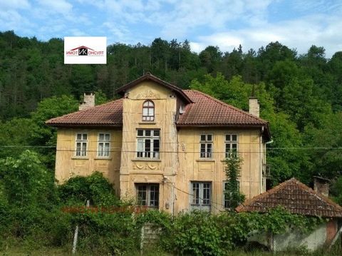 Imoti Konsult biedt te koop een huis in de stad Plachkovtsi. Plachkovtsi ligt in een bergachtig gebied, aan de voet van de berg Tryavna, met een hoogte van 510 m. Een pittoresk stadje staat bekend om zijn schone lucht, prachtige natuur en is een aant...