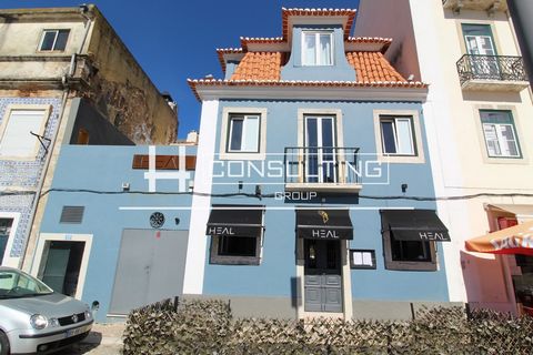 Refurbished building located in Alcântara, for rendimento. Description: - Building completely refurbished, consisting of 3 floors: ground floor, 1st floor, 2nd floor and attic. Ground Floor: - With hairdresser in operation 1st and 2nd Floor: - 5 suit...