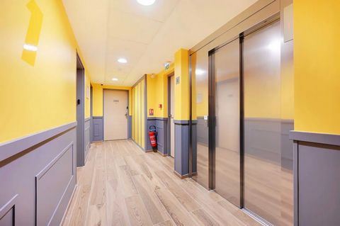 L'appartement de 26m², situé au 1er étage avec ascenseur, peut accueillir jusqu'à deux personnes. Il comprend : - Un espace de vie chaleureux et lumineux avec un lit double Queen-Size, une table pour deux personnes et une télévision. - Une cuisine ou...