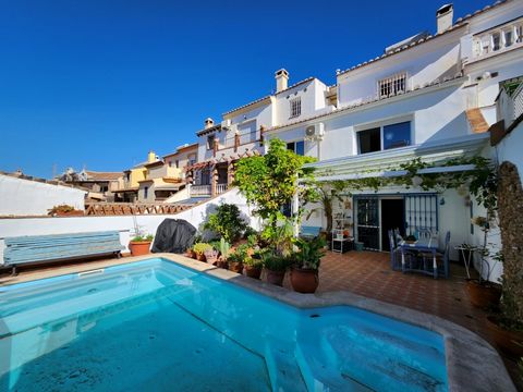 Large townhouse in Nerja with 4 bedrooms, pool and private parking just 5 minutes by car from Burriana beach and the center of Nerja. The house is located in the north area, in a very quiet residential area, facing south. It is built on a 202 m² plot...
