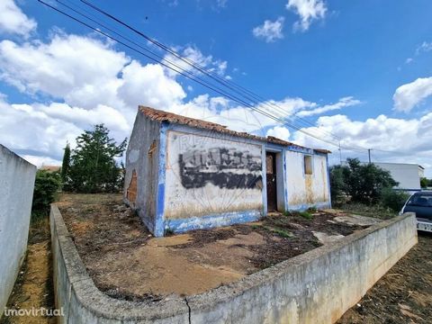 Villa 1 chambre en ruines, située dans un terrain de 706,50 m2.   Il est situé à Foros da Casa Nova, dans la paroisse de São Domingos, municipalité de Santiago do Cacém.   Foros da Casa Nova est un village tranquille qui se trouve à 7 minutes de São ...
