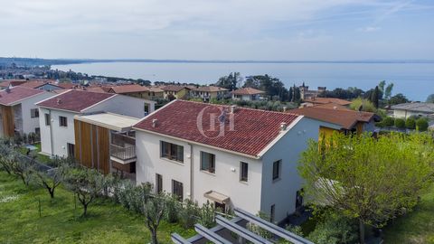 In one of the most desirable residential areas of Lazise, just 10 minutes walk from the historic center and a few steps from the lake, we offer this elegant newly built corner townhouse with lake view. Part of an exclusive context of only 8 residenti...