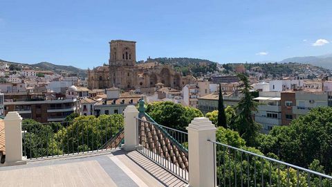 Apartment in the center of Granada €900/MONTH Come visit this apartment located in Plaza la Trinidad in Granada. Next to all kinds of services: transport, supermarkets, schools, etc. The apartment has common areas with a pool and beautiful views of t...