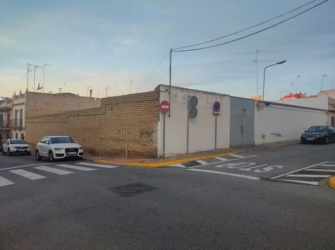 Land of almost 600m2 in one of the best possible locations of Dos HERMANAS, next to Reyes Católicos, currently has 31 private parking spaces used for rent, most of them rented today so it would be a way to amortize the investment from the first day, ...