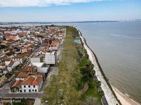 Building for rehabilitation | River Front View | Clay pit Located in the historic centre of Barreiro, on the first line of Avenida da Praia, this property benefits from a privileged location. With green spaces, schools, shops and services nearby, you...