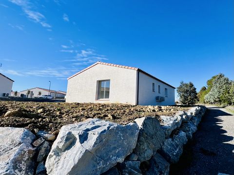 Located in a residential area on beautiful enclosed land of around 744m2, come and discover this single storey 4-sided villa meeting Rt2012 standards. It consists of a spacious, bright living room with equipped kitchen opening onto a South/East facin...
