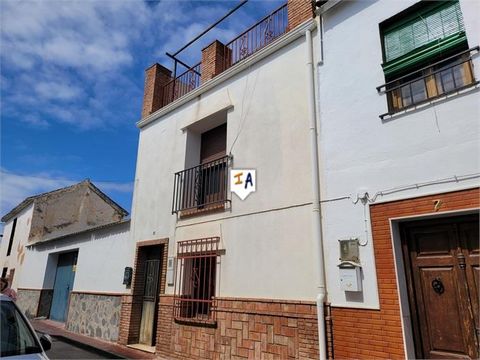 Situé dans la ville populaire de Fuente de Piedra, dans la province de Malaga, en Andalousie, en Espagne. Cette propriété construite de 204 m2 se trouve à quelques pas de la place de la ville et de toutes les commodités locales que la ville a à offri...