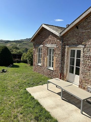 Built in the heart of a beautiful Beaujolais village, come and discover this beautiful set of two stone houses: The first is completely renovated and offers a single-storey area of around 105 m2 opening onto a courtyard and a garden. It consists of a...