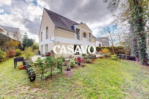 Casavo vous propose à la vente cette maison de 7 pièces de 177 m² habitables, sur un terrain d'environ 600 m², quartier de La Cholière à Orvault. Dans un environnement privilégié de la vallée du Cens, à proximité immédiate des transports, commerces (...
