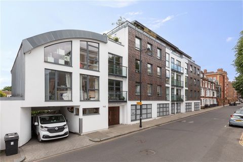 Guide price £700,000 to £750,000. A fantastic and modern two-bedroom duplex apartment in the Wallpaper Building in Barnsbury. The former Cole & Son's wallpaper factory was sensitively reimagined into 24 apartments and penthouses, live/work units and ...