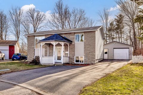 Discover this splendid 4-bedroom, 2-bathroom bungalow-style property, ideal for meeting the needs of your entire family. Boasting an abundance of natural light, this home creates a warm and welcoming atmosphere. Its large lot provides the perfect out...