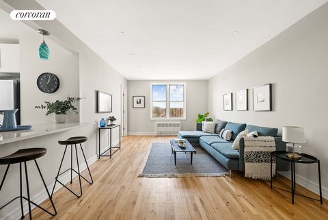 ¡La joya del último piso con impresionantes vistas es nueva en el mercado en East Midwood! Este apartamento bañado por el sol ofrece una combinación perfecta de actualizaciones modernas y el encanto clásico de Brooklyn con su diseño funcional. La ent...
