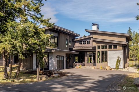 Divinely positioned & crazy cool! Curtis Lang Family Builder's own home on 11th Hole of Rope Rider Golf Course. 1-yr new, never rented. Stunning custom metal railings, catwalk & loft, Belmont Cabinets, Walnut live edge shelves & slabs. Quartzite coun...