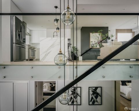 A perfect balance of luxury and entertainment this ultra-modern 3 level home in the heart of Noe Valley is not to be missed! With 4 bedrooms and luxurious amenities, boasting an open layout that frames the beauty of Noe Valley through an expansive sl...