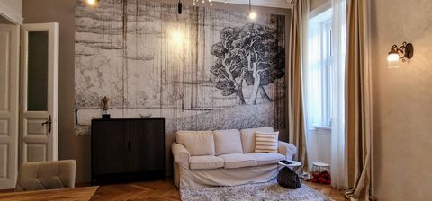 94m2 apartment in the heart of Budapest, in the 7th district. One large bedroom, a working room, spacious living room and a wardrobe, kitchen, bathroom and toilet. All modern and full of light. Parking possibilities on the street or in a closed parki...