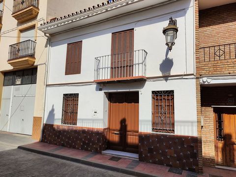 SPECTACULAR CASA MATA WITH 6 ANDALUSIAN STYLE BEDROOMS IN THE HEART OF CARTAMA!!! It is distributed on two floors: The main floor is distributed with a very spacious living room divided into two areas, a dining area and a television area. Independent...
