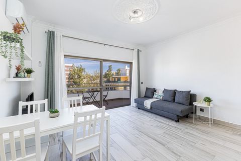 1 bedroom apartment 4 minutes walk from one of the best beaches in Portimão - Praia da Rocha. This apartment has good areas, with a fully equipped kitchen, air conditioning in all rooms and a living room with a sofa bed. There is also natural light t...