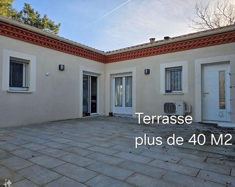 A 4 mn de Montauban Aussonne 82410 St Etienne de Tulmont , je vous propose cette maison récente (2018) de construction traditionnelle aux normes BBC sur une terrain de 2500 m². Sur un sous-sol de 200 m² , la surface habitable à l'étage est de 125 m² ...