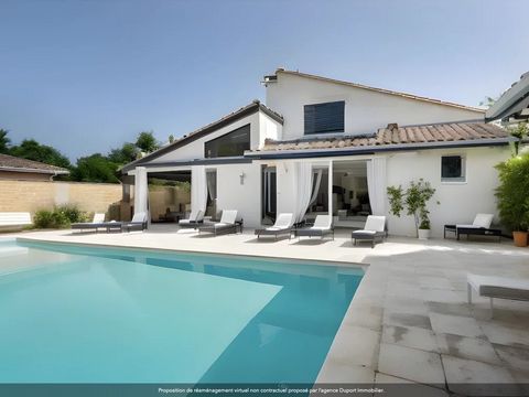 Duport Immobilier è orgogliosa di presentare questa splendida casa di famiglia situata a Saint-Jean-d'Illac, una famosa città della Gironda. Questa eccezionale residenza di sette stanze offre un ambiente di vita ideale per creare ricordi indimenticab...